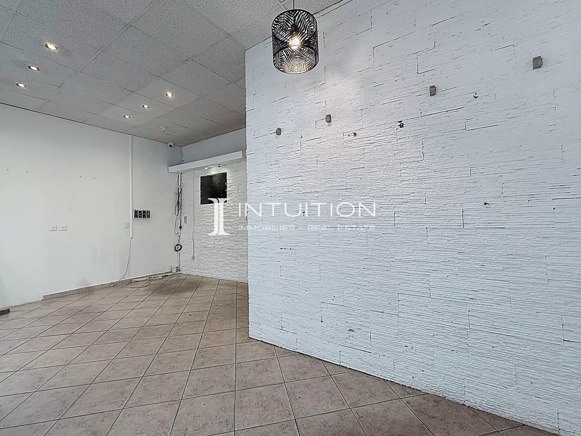 Local commercial · 82 m² · Achat des murs — photo 2