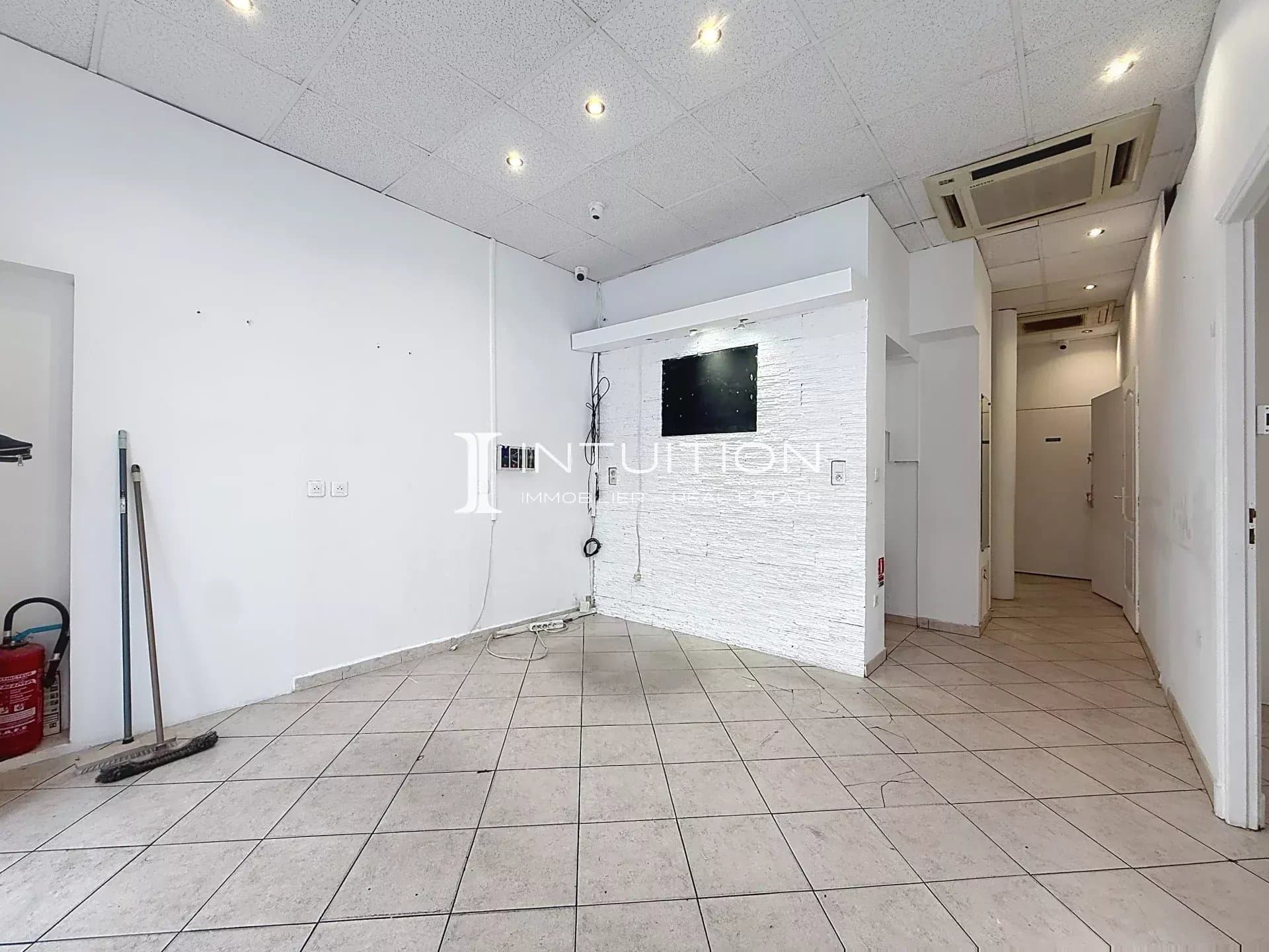 Local commercial · 82 m² · Achat des murs — photo 3