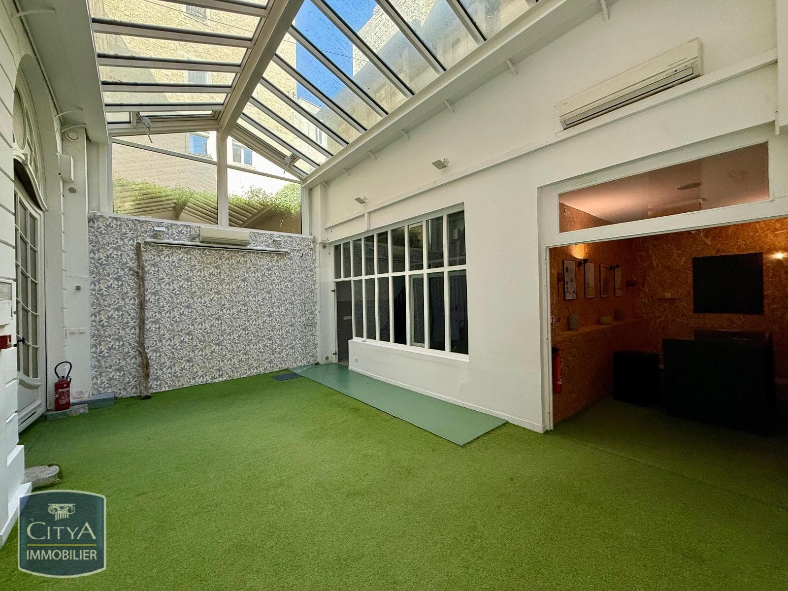 Local commercial · Location — photo 3