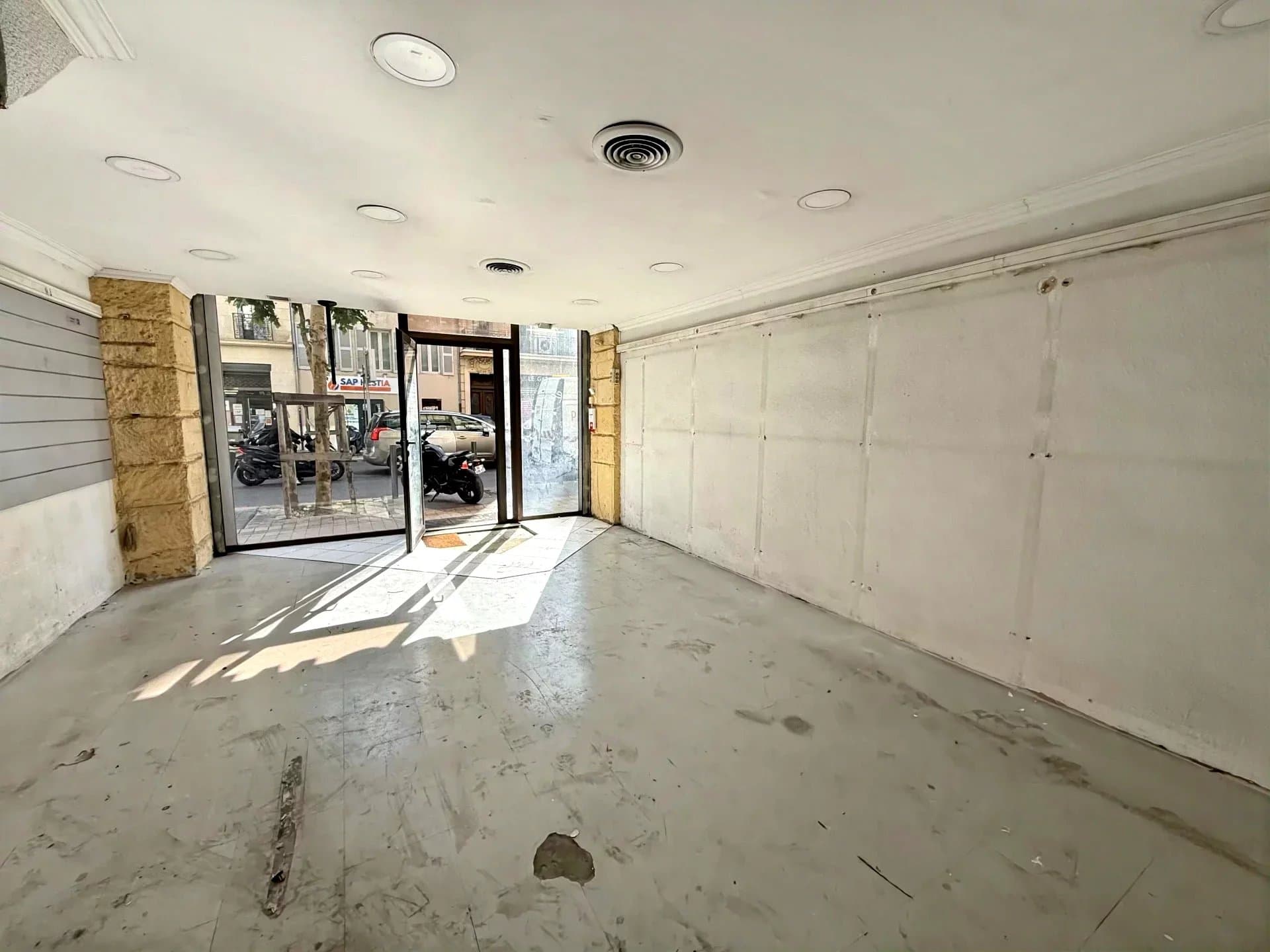 Local commercial · 85 m² · Location — photo 2
