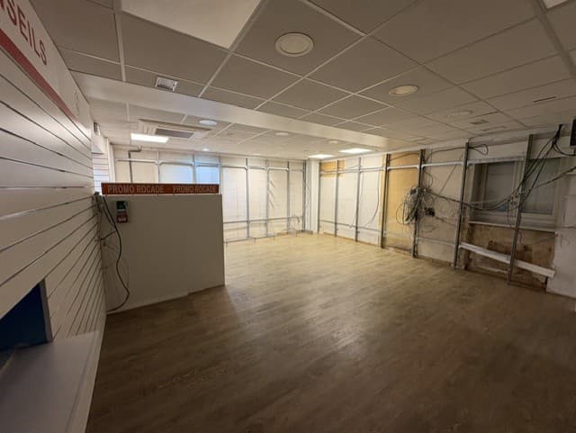 Local commercial · 144 m² · Location — photo 3