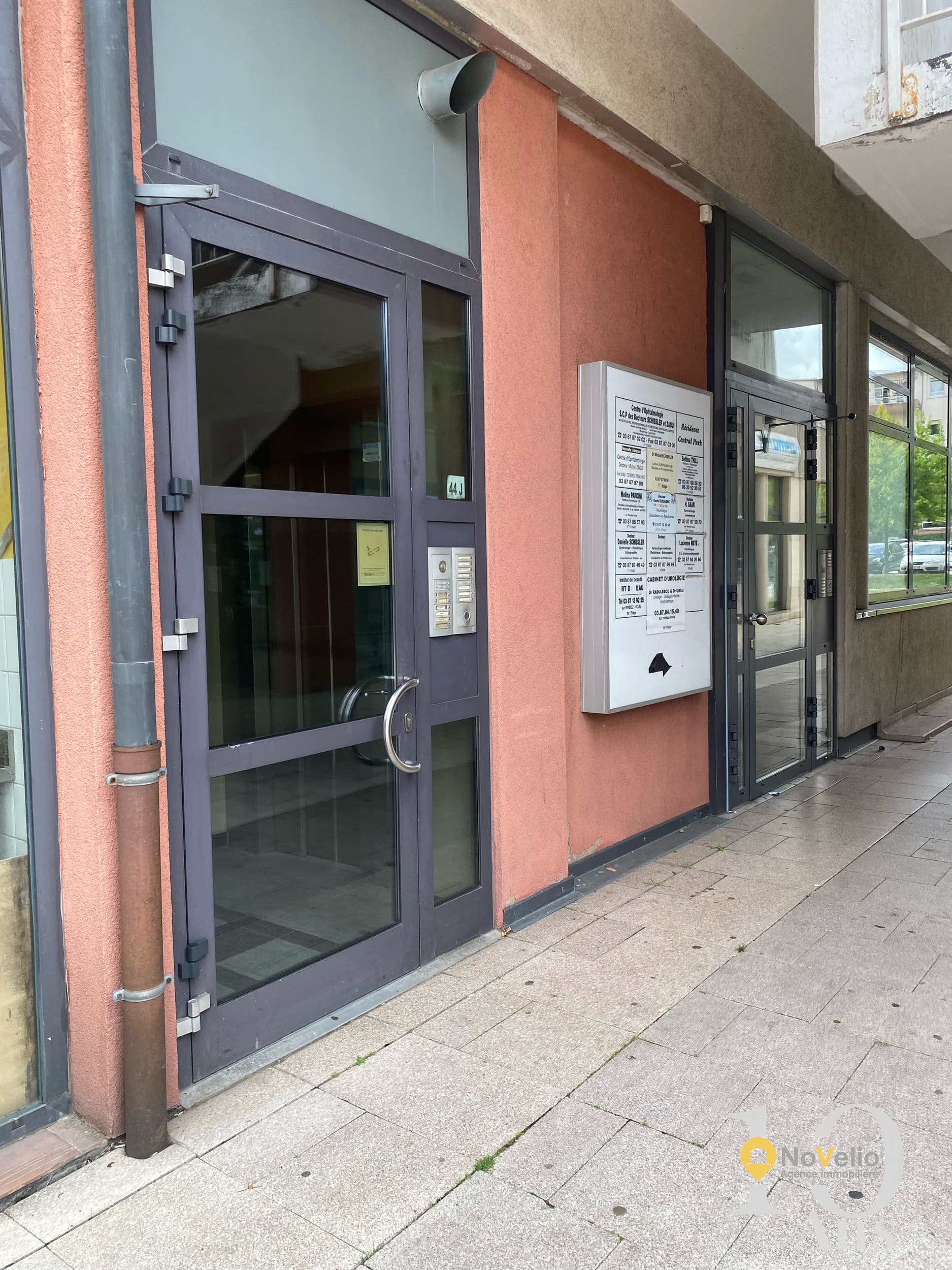 Local commercial · 98 m² · Location — photo 1