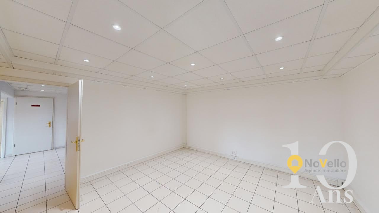 Local commercial · 98 m² · Location — photo 2