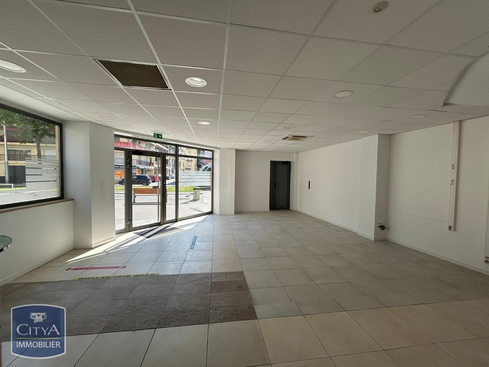 Local commercial · 179 m² · Location — photo 3