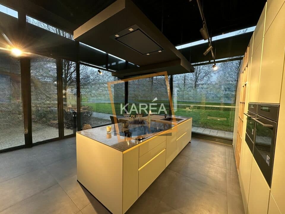 Local commercial · 306 m² · Location — photo 2