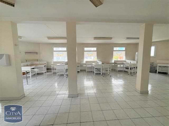 Local commercial · 83 m² · Location — photo 3