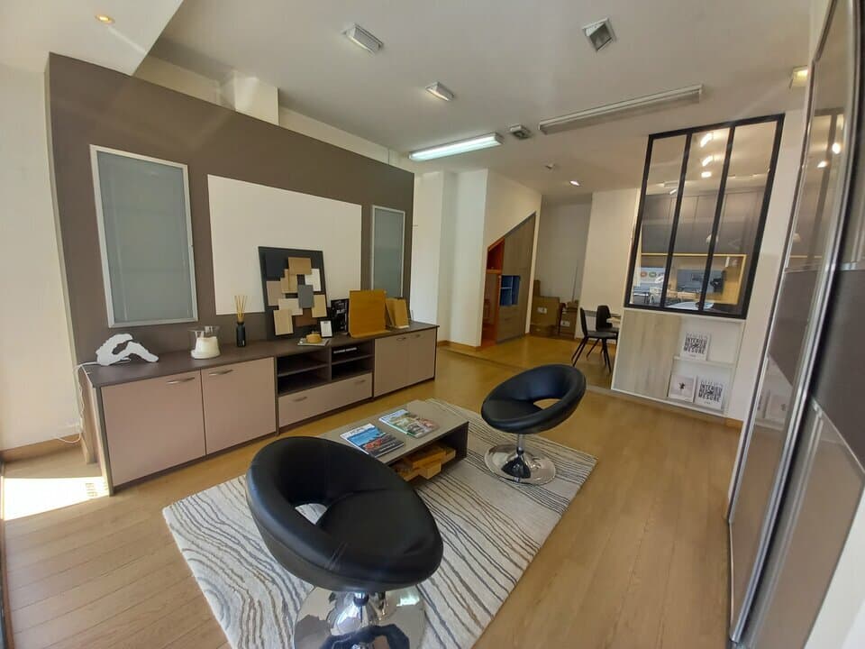 Local commercial · 111 m² · Location — photo 2
