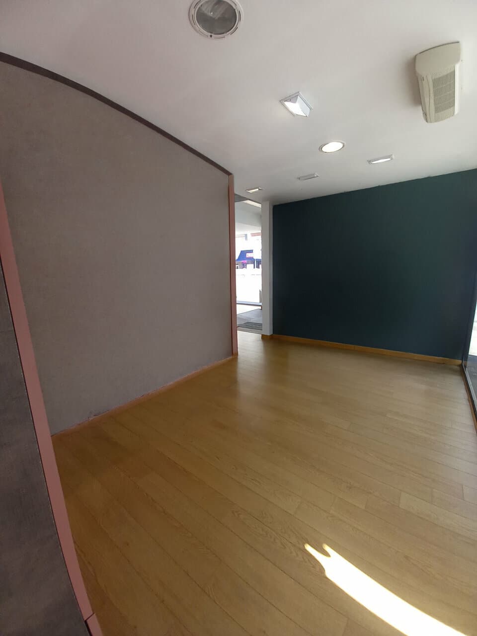 Local commercial · 111 m² · Location — photo 3