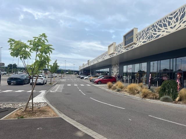 Local commercial · 320 m² · Location — photo 2
