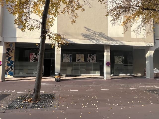Local commercial · 1052 m² · Achat des murs — photo 2