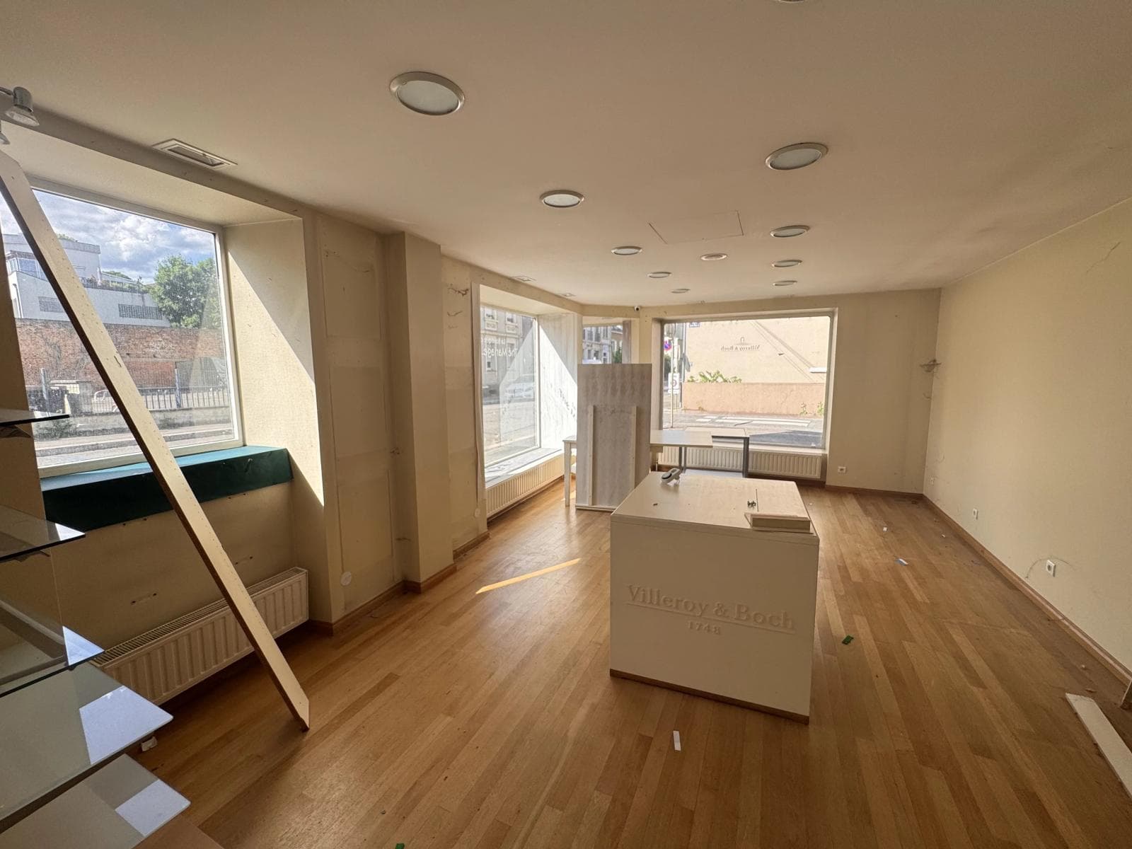 Local commercial · 339 m² · Location — photo 3