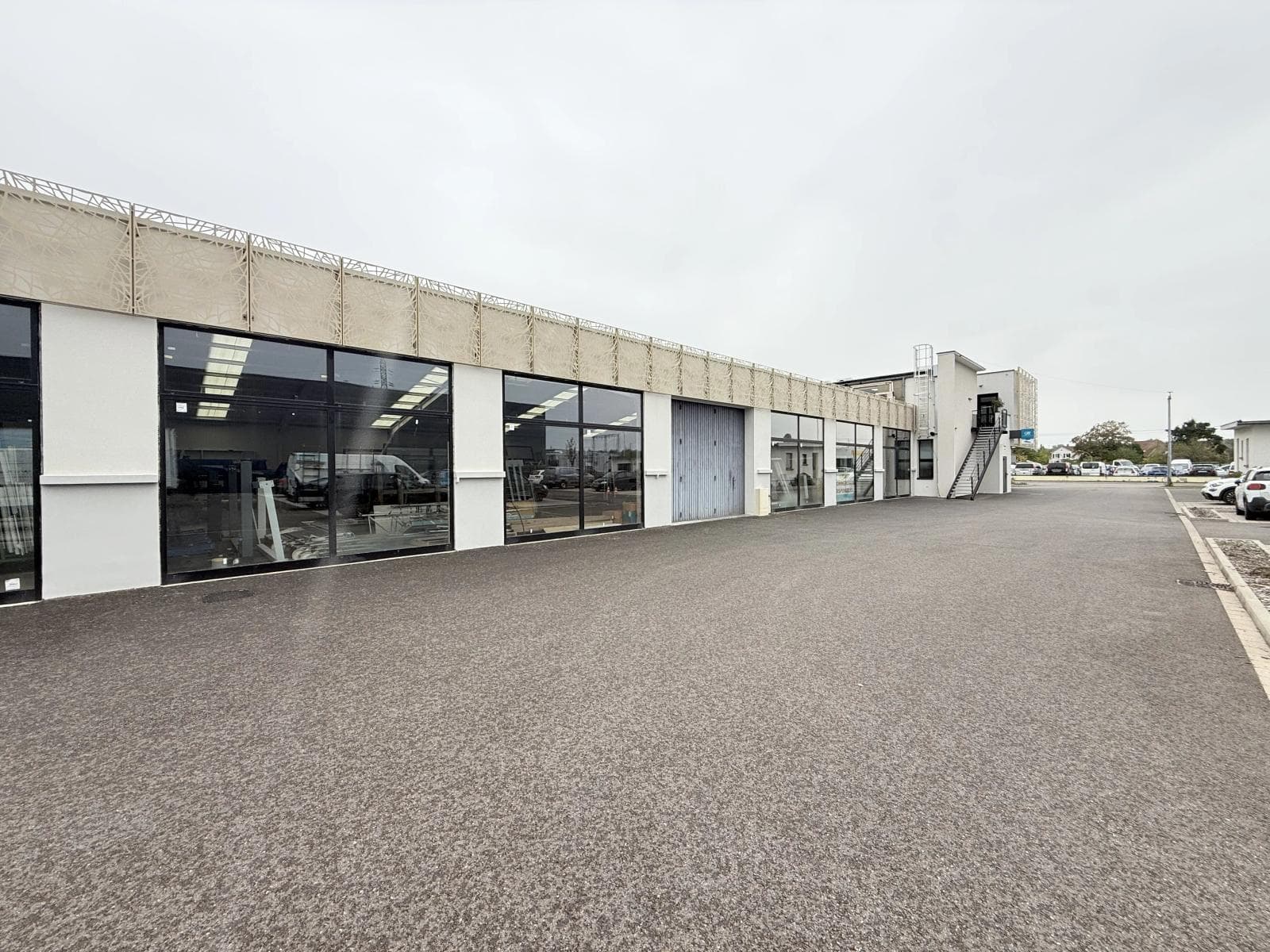 Local commercial · 293 m² · Location — photo 3