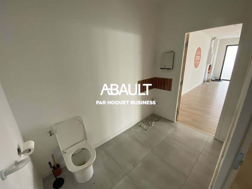 Local commercial · 114 m² · Location — photo 3