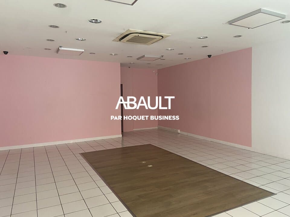 Local commercial · 73 m² · Location — photo 1