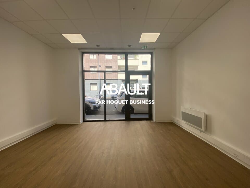 Local commercial · 61 m² · Location — photo 1