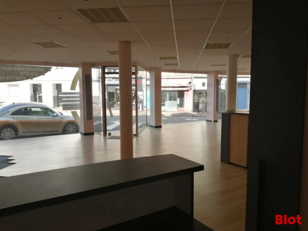 Local commercial · 147 m² · Location — photo 3