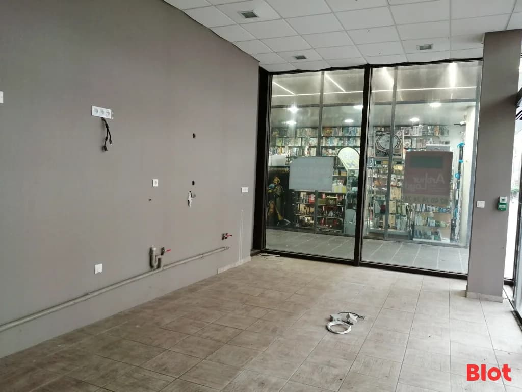 Local commercial · 139 m² · Achat des murs — photo 2
