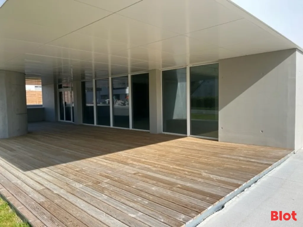 Local commercial · 168 m² · Location — photo 1