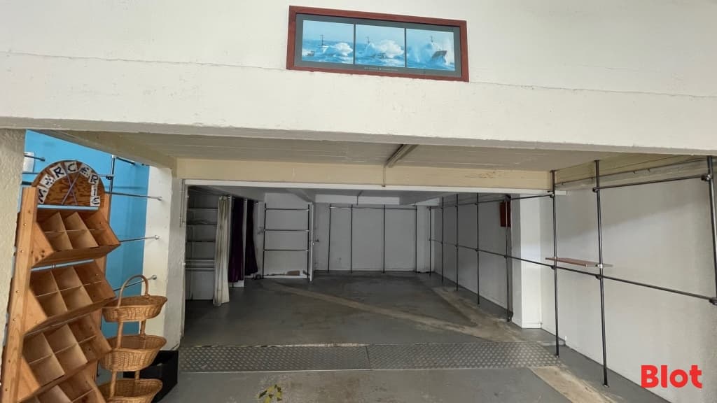 Local commercial · 135 m² · Location — photo 2