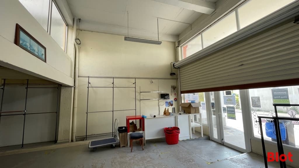 Local commercial · 135 m² · Location — photo 3