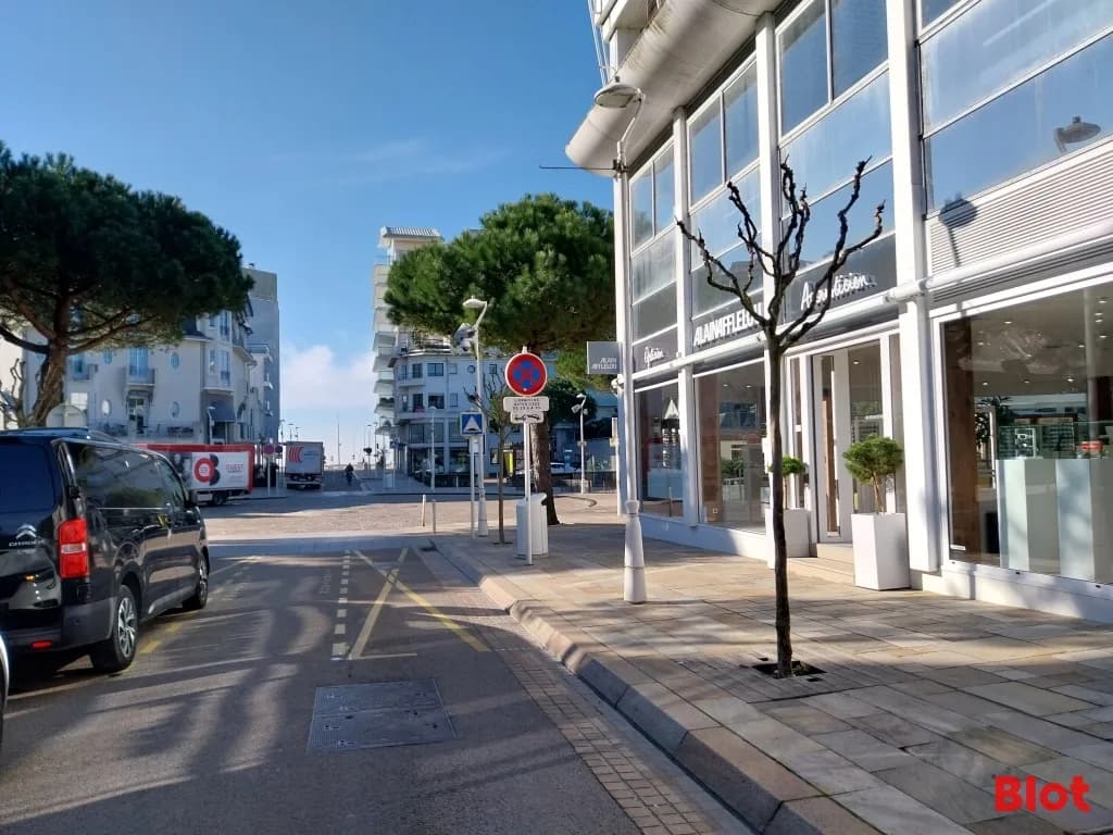 Local commercial · 541 m² · Location — photo 1