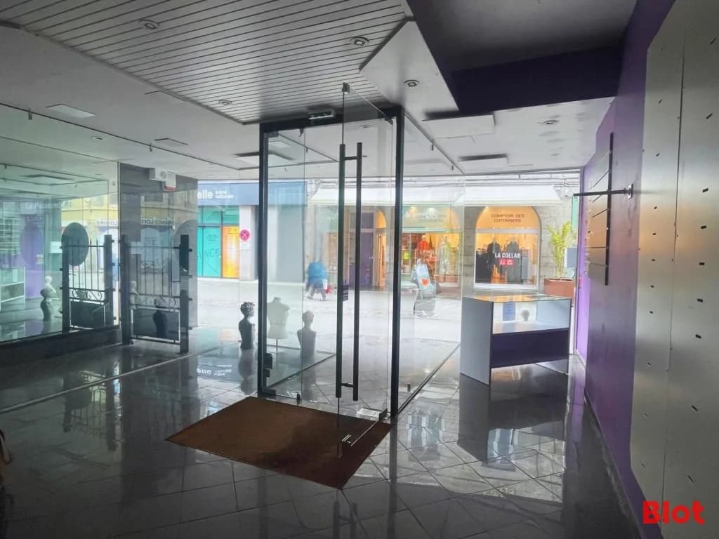 Local commercial · 100 m² · Location — photo 3