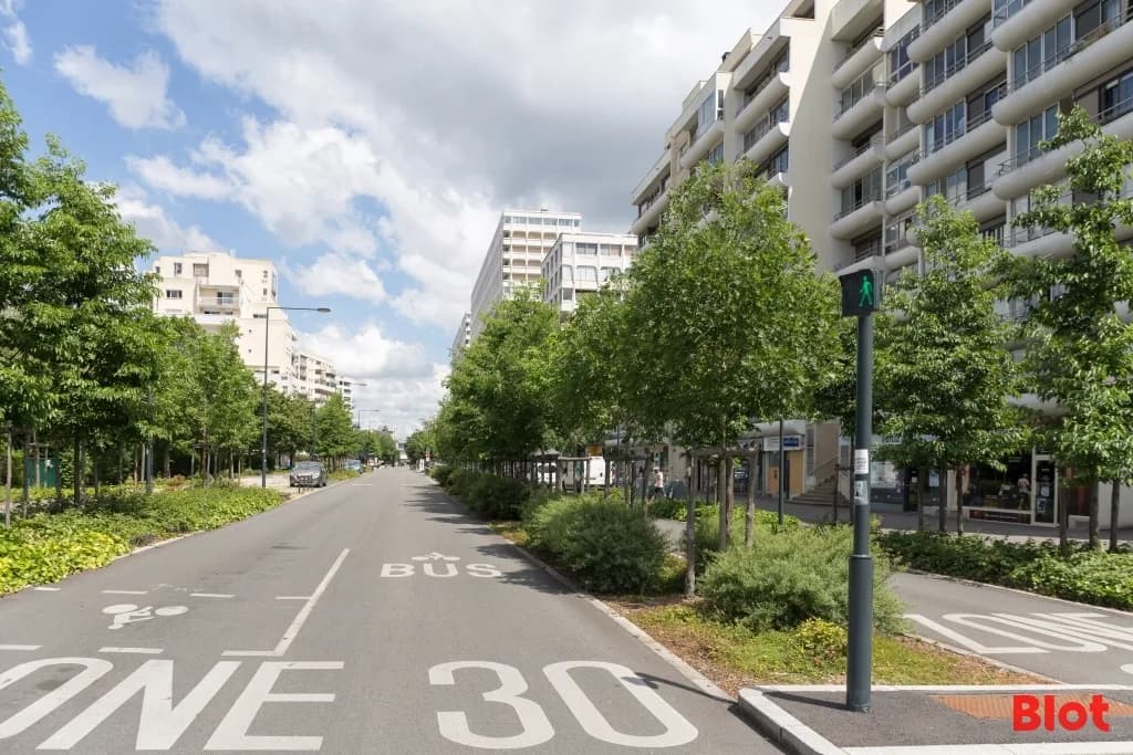 Local commercial · 331 m² · Location — photo 3