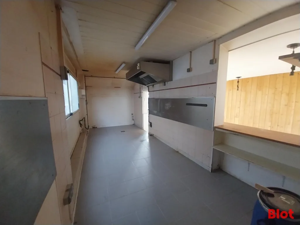 Local commercial · 64 m² · Location — photo 3