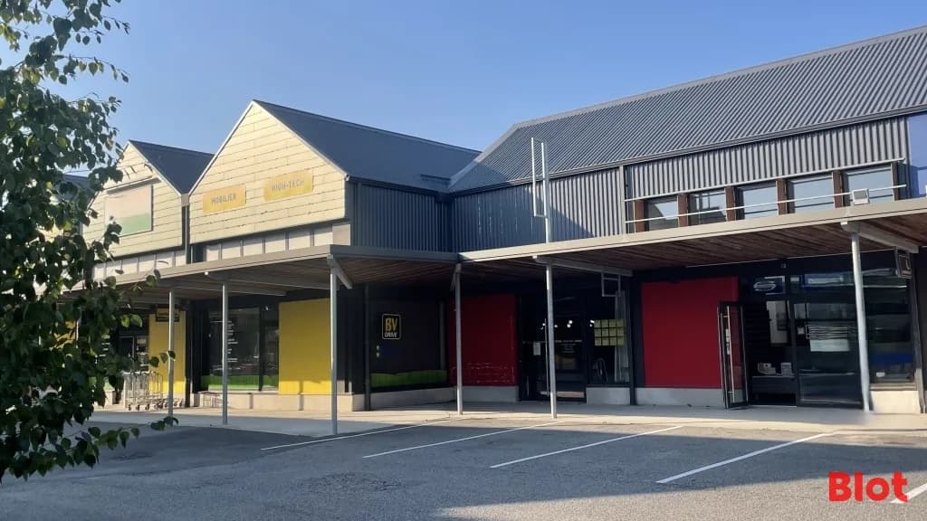 Local commercial · 180 m² · Location — photo 1