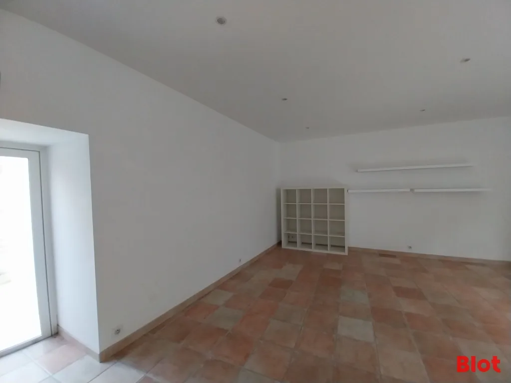 Local commercial · 37 m² · Location — photo 1
