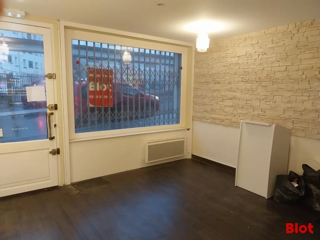 Local commercial · 56 m² · Location — photo 1