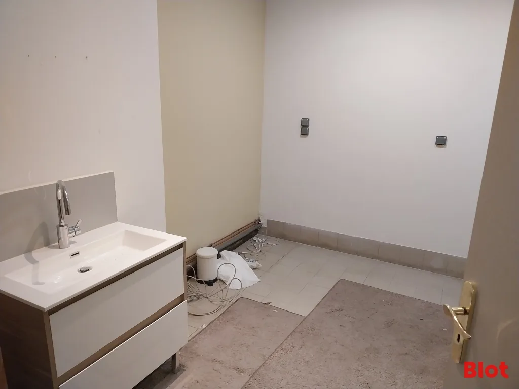 Local commercial · 56 m² · Location — photo 3