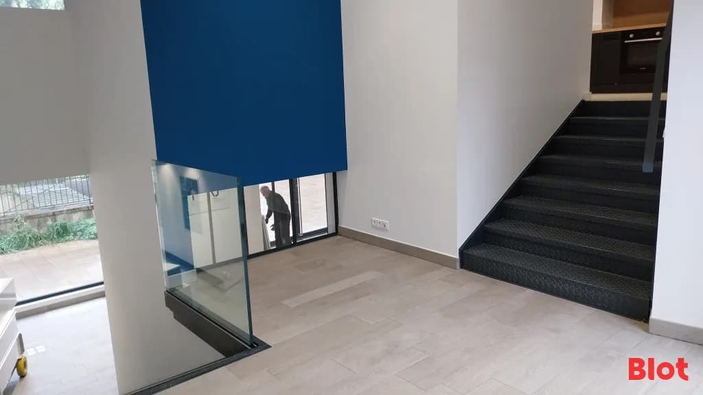 Local commercial · 105 m² · Location — photo 3
