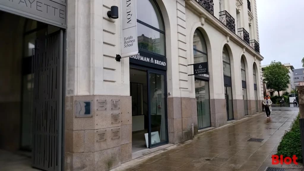 Local commercial · 105 m² · Location — photo 2