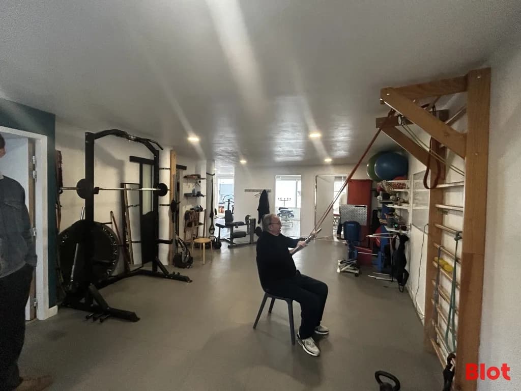 Local commercial — Reze — photo 1