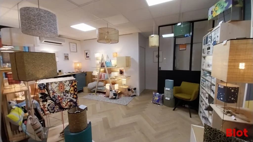Local commercial · 157 m² · Location — photo 3