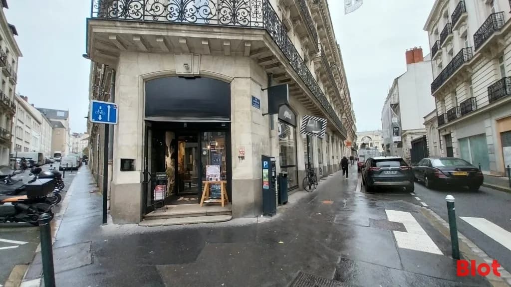 Local commercial · 157 m² · Location — photo 1