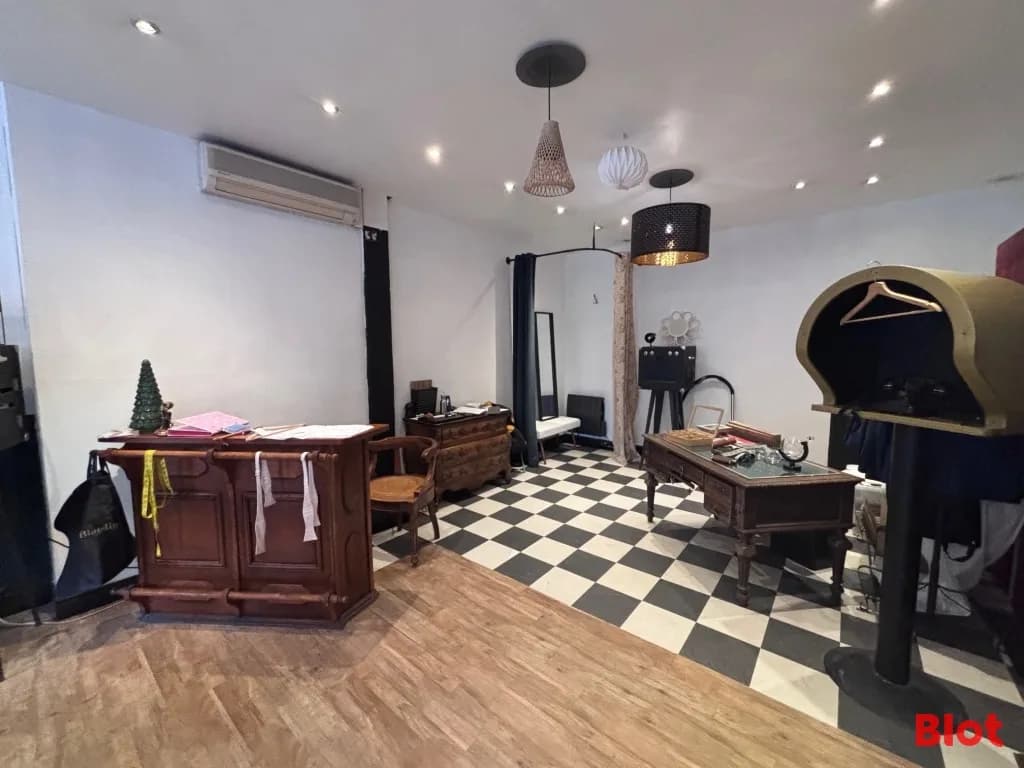 Local commercial · 64 m² · Location — photo 2