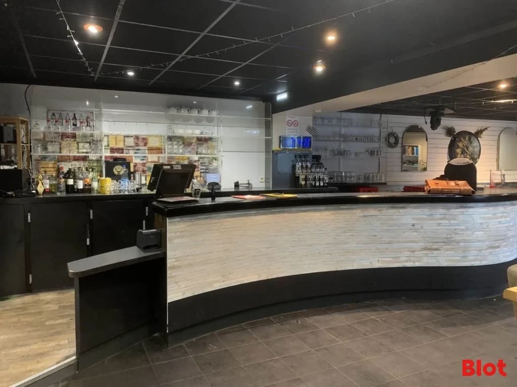 Local commercial · 118 m² · Location — photo 2