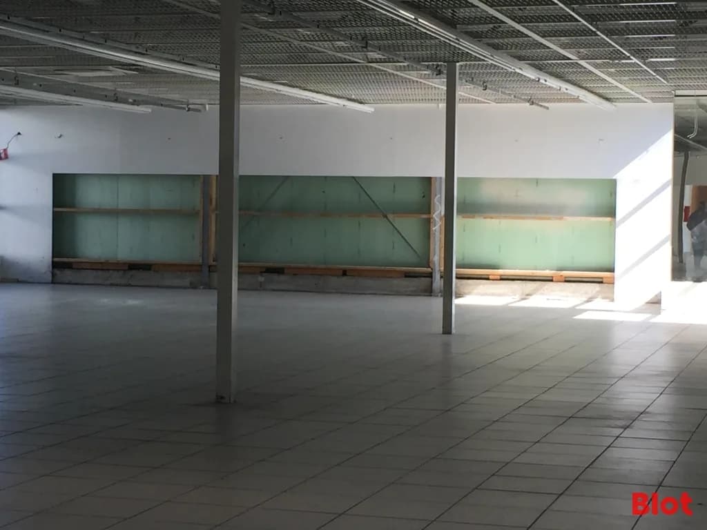 Local commercial · 980 m² · Location — photo 2