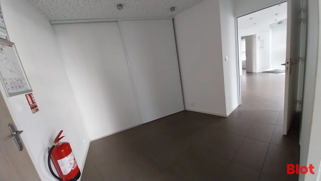 Local commercial · 68 m² · Achat des murs — photo 2