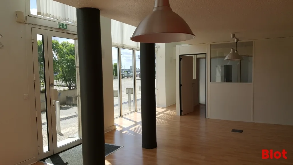 Garage · 160 m² · Location — photo 2
