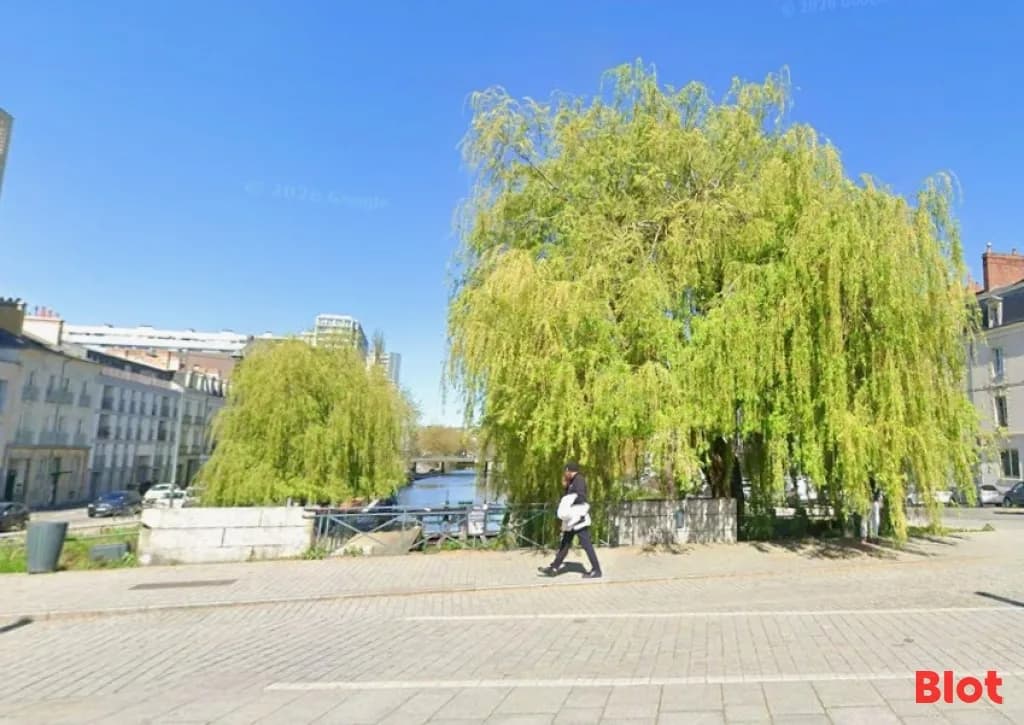 Local commercial · 73 m² · Location — photo 1