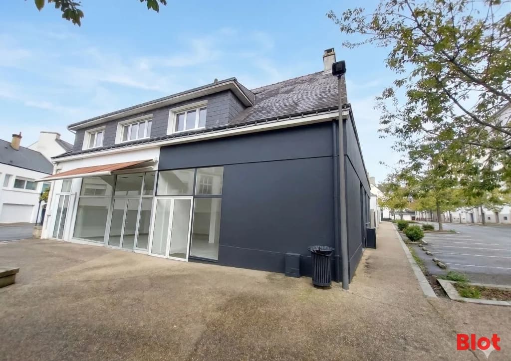 Local commercial · 64 m² · Location — photo 1