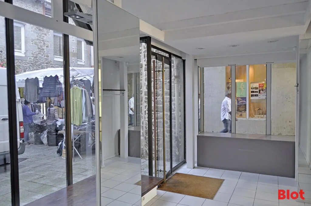 Local commercial · 102 m² · Location — photo 2