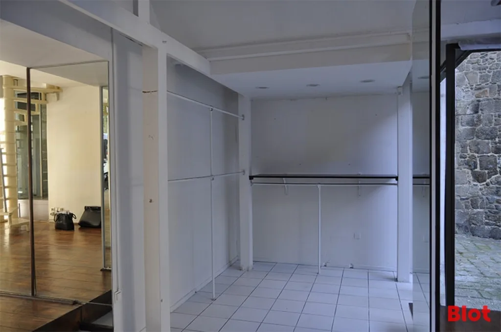 Local commercial · 102 m² · Location — photo 3