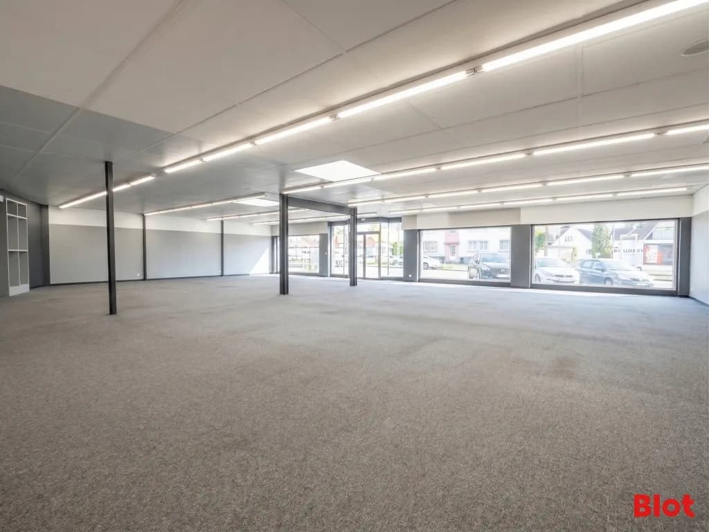Local commercial · 306 m² · Location — photo 2