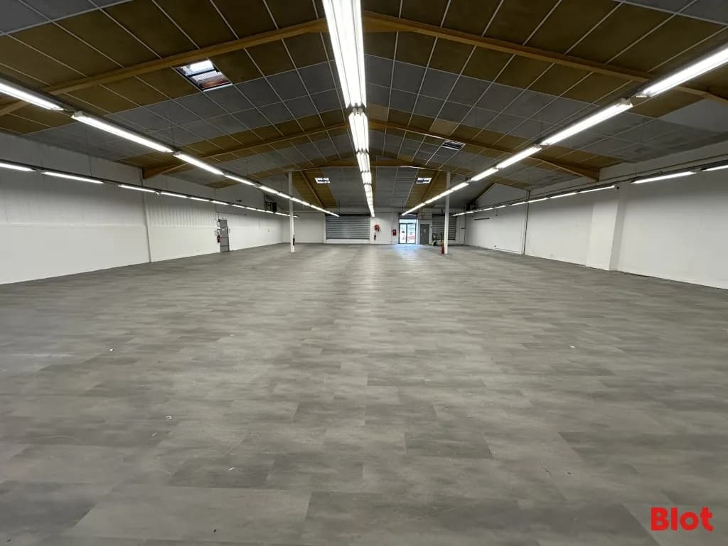 Local commercial · 750 m² · Location — photo 2