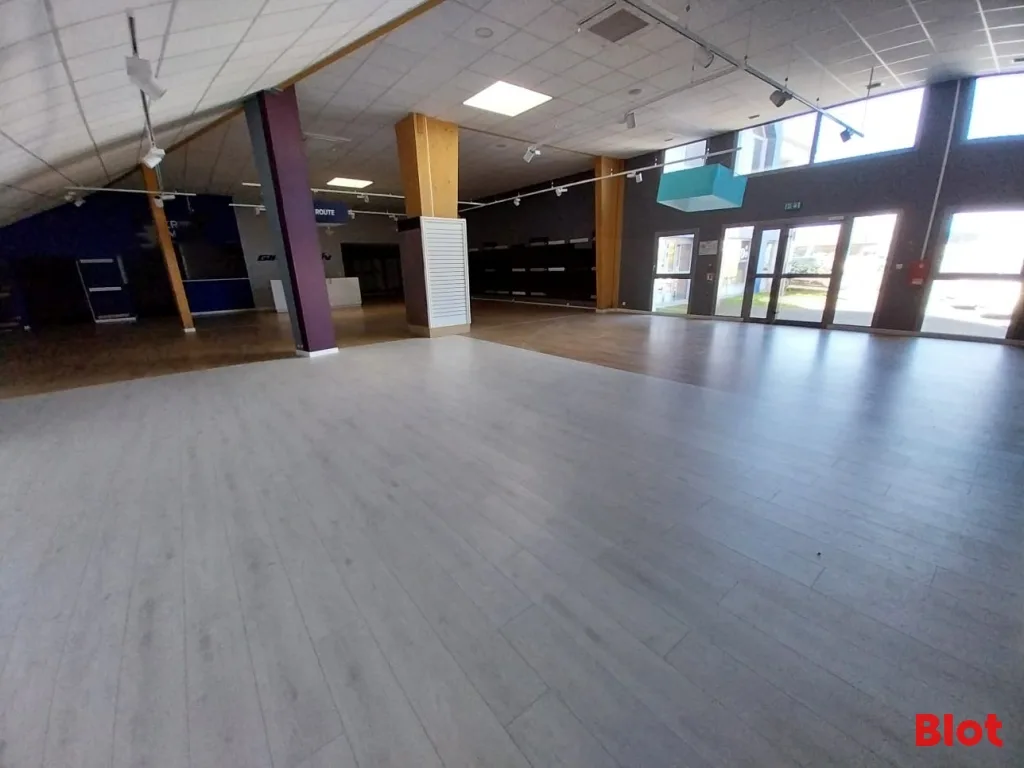 Local commercial · 484 m² · Location — photo 1