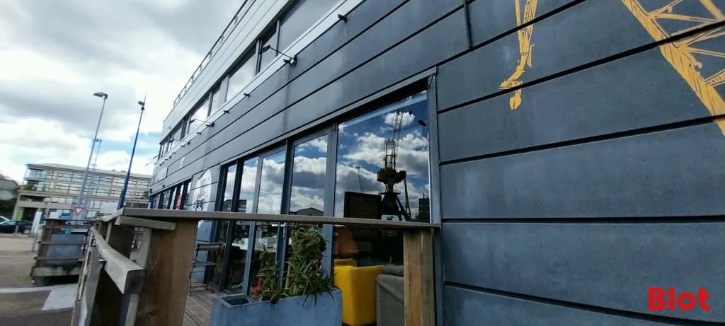 Local commercial · 330 m² · Location — photo 2